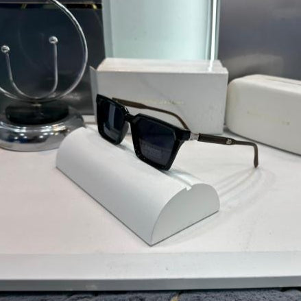 Marc Jacobs Wood-Black Luxury Shades – Modern Artistic Elegance