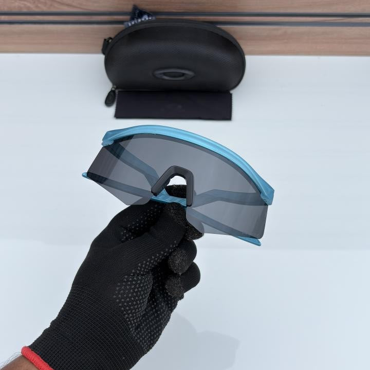 Oakley Blue Black Sunglasses – Sporty Performance with Style